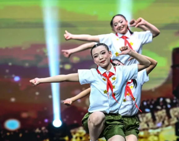 校园教师和孩子们感人的扮演点赞为孩子们自强不息的精神点赞 校园教师和孩子们感人的扮演点赞为孩子们自强不息的精神点赞